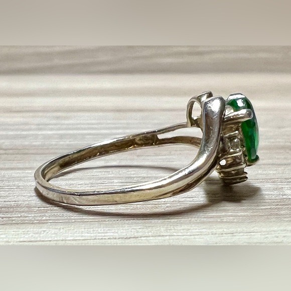 Vintage Designer Sterling Silver Heart Shaped Emerald & CZ Accents, Size 6.25 - Picture 4 of 10